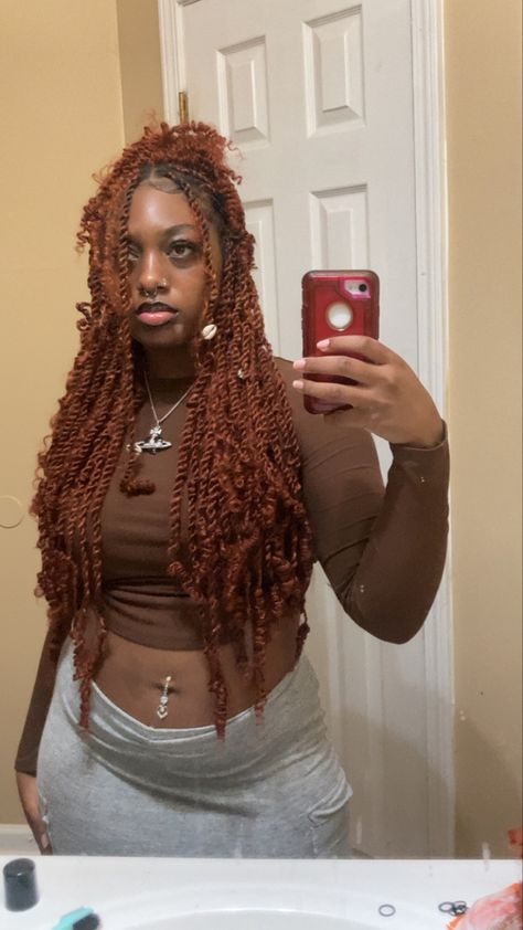 Ginger And Black Passion Twist, Ginger Hair Protective Styles, Ginger Black Hairstyles, Passion Twists Copper, Ginger Goddess Twist, Ginger Hair Twists, Chocolate Brown Passion Twists, Copper Marley Twists, Marley Twists Ginger