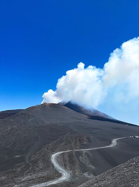 #etna #italy #sky #vulcano Summer Dump, Etna Volcano, Catania Sicily, Beautiful Word, Pompeii And Herculaneum, Italy Summer, Pompeii, Catania, Sorrento