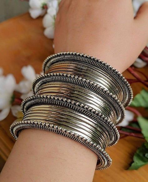 Black Metal Jewelry, Jewellery Traditional, Silver Jewelry Accessories, Oxidised Silver Jewelry, Indian Jewelry Earrings, Antique Jewellery Designs, Antique Silver Jewelry, Bangles Set, Silver Jewellery Indian