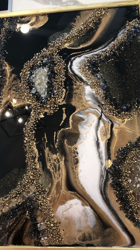 Black Resin Geode Art, Black And Gold Resin Art, Crystal Art Painting, Black And Gold Art Paint, Painting With Crystals, Black Resin Art, Galaxy Resin Art, Crystals Painting, Art With Crystals