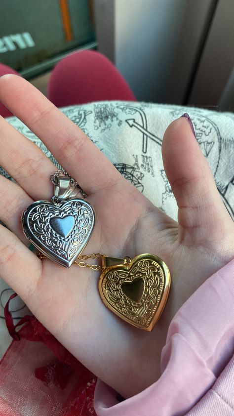 Matching Lockets For Couples, Matching Couple Necklace, Friendship Lockets, Matching Jewelry Best Friends, Matching Lockets, Matching Necklaces For Couples, Look 80s, Necklaces Heart, Jewelry Matching