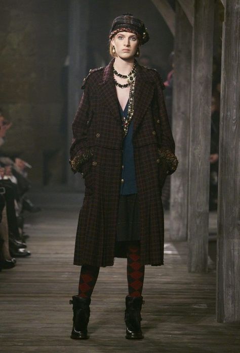 Tartan Coat, Pre Fall Fashion, Moda Chanel, Chanel Runway, The Cardigans, Mode Chanel, Paris Mode, Chanel Collection, Christopher Kane