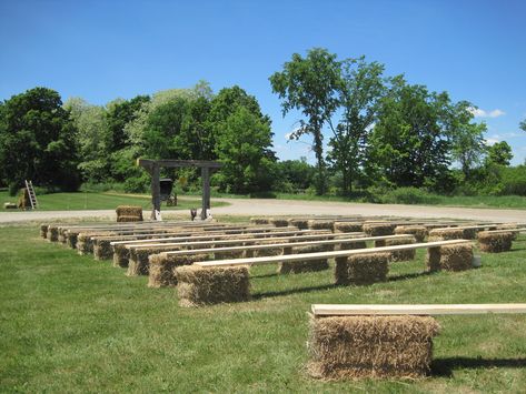 Seating Wedding Ideas, Hay Bale Seating Wedding, Hay Bale Wedding Decorations, Haybale Gardening, Hay Bale Wedding, Hay Bale Seating, Seating Wedding, Wedding Ceremony Chairs, Rustic Farm Wedding