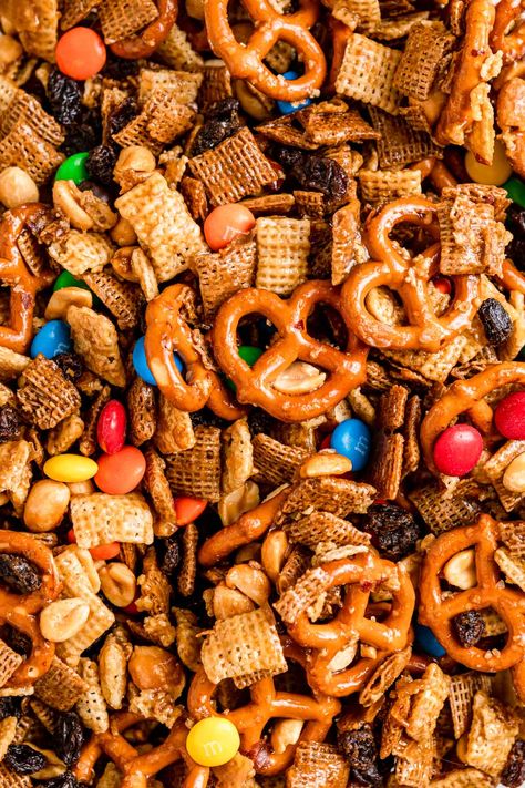 Salty Trail Mix Recipes, Easy Trail Mix Recipes, Cheerios Snack Mix, Salty Chex Mix, Chex Mix Recipes Sweet, Sweet Chex Mix, Easy Snack Mix, Chewy Sugar Cookie Recipe, Salty Sweet Snacks