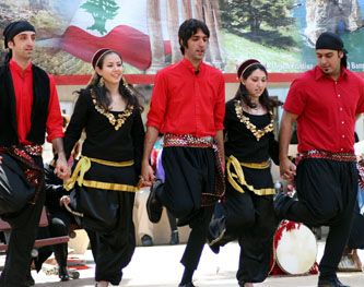 Dabke...Lebanes folkloric dance. My heart starts racing! I want to dance! Dabke Dance, Lebanese Clothing, Lebanon Culture, Aerobic Outfits, Lebanese Women, Long Veils, Belly Dancing Classes, National Clothes, World Dance