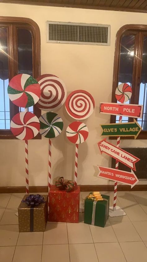 Santa Clause Theme Decor, Xmas Grotto Ideas, Homemade Santas Grotto, Christmas Fair Decoration Ideas, Diy Santas Grotto Ideas, Santa’s Workshop Ideas, Christmas Decor Ideas For Restaurant Diy, Meet Santa Display, Diy Santa’s Workshop