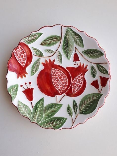 Christmas Ceramic Painting Ideas, Drawing On Plates, Pomegranate Ceramic, Indian Ceramics, Ceramic Pomegranate, Deco Fruit, Pomegranate Art, Ceramic Cafe, Acrylic Art Projects