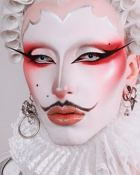 ⚜️🚀 The Arseniek 🚀⚜️ on Instagram: “🔪•🤍•🔪🩸 ————————————————————————- • • Makeup : • Foundation > @kryolanofficial white pen stick . • Arabesque > @makeupforever /…” Drag Kings, Funky Makeup, Drag Make-up, Drag Queen Makeup, Drag Makeup, Queen Makeup, White Pen, Eye Makeup Art, Drag Queens