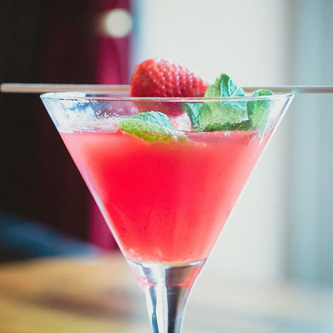 Texas Roadhouse Margarita Recipe, Cosmopolitan Drink, Best Mocktails, Cosmopolitan Recipe, Cocktail Vodka, Virgin Drinks, Signature Cocktails Wedding, Dry Wine, Sour Mix