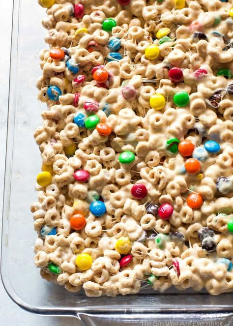 Cheerio Treats No-Bake Recipe - The Girl Who Ate Everything Cheerio Marshmallow Bars, Birthday Class Treats Schools, Cheerio Marshmallow Treats, Snack Mix With Cheerios, Cheerio Cake, Recipes With M And Ms, Desserts With M&ms, Recipes With M&ms, Recipes With Cheerios