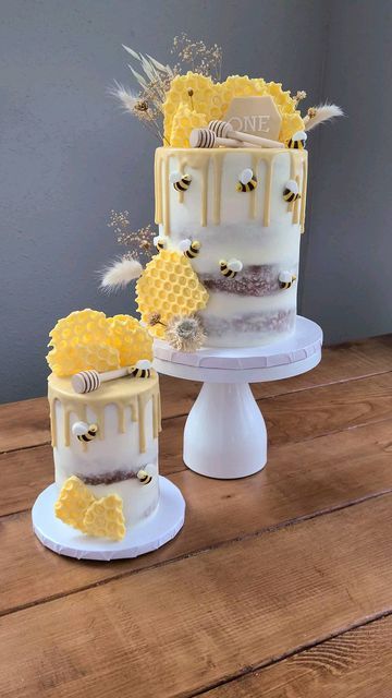 Beehive Bundt Cake, Honey Bee Party Food Ideas, Honey Bee First Birthday Cake, My First Bee Day Cake, Bees Cake Ideas, First Bee Day Party Cake, Bee Day Birthday Party, Honey Bee Party Decorations, Bee Cake Ideas 1st Birthdays