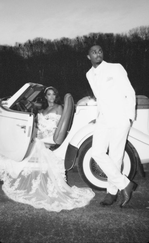 Black And White Wedding Black Couple, Cool Wedding Photoshoot, 90s Wedding Photoshoot, Black Couple Wedding Aesthetic, Vintage Engagement Photos Black Couple, Married Astethic, Wedding Inspo Black People, Wedding Fotoshooting Ideas, Wedding Photos Black Couples