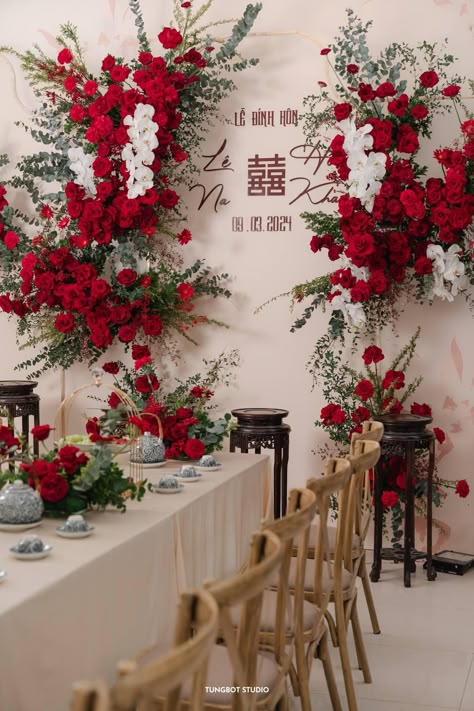 Vietnamese Tea Ceremony Decorations, Chinese Wedding Backdrop, Sangjit Decoration, Vietnamese Tea Ceremony, Tea Ceremony Wedding, Modern Chinese Wedding, Red Wedding Decorations, Vietnamese Wedding, Wedding Background Decoration