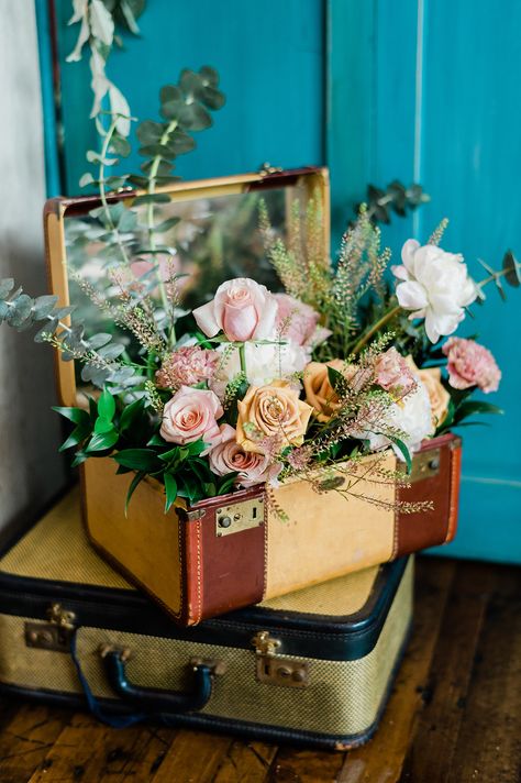 Travel Wedding Theme Decoration, Vintage Suitcase Wedding, Travel Theme Bridal Shower, Travel Bridal Showers, Travel Party Theme, Bridal Shower Activities, Wedding Reception Ideas, Vintage Bridal Shower, Travel Theme Wedding