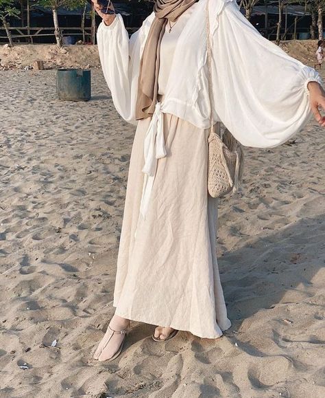 Beach Outfit For Hijab, Tropical Outfit Hijab, Beach Outfit Hijab Simple, Beach Outfit Hijab Style, Beach Dress Hijab, Outfit Beach Hijab, Camping Ootd, Beach Hijab Outfit Ideas, Modest Beach Wear