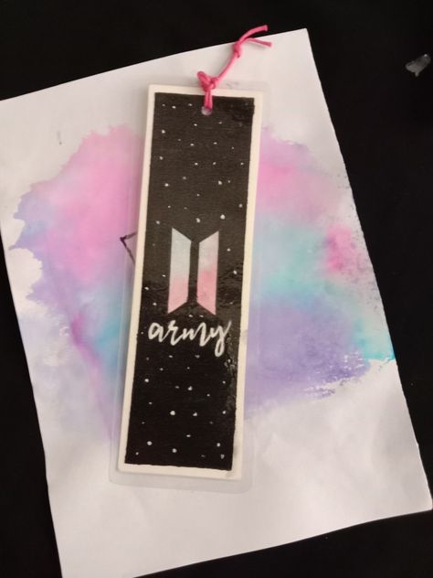 Kpop Bookmark Ideas, Dairy Drawing, Bts Bookmarks, Bts Bookmark, Bts Craft, Bunny Origami, Army Crafts, Diy Bts, Rubber Band Crafts