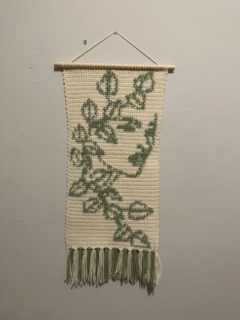 Outline Of A Woman, Leaves Crochet, Crochet Wall Art, Green Crochet, Crochet Tapestry, White Crochet, Bedroom Inspo, Crochet Ideas, Green And White