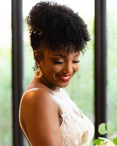 Updo de mariage avec une frange bouclée Black Brides Hairstyles Updo, 4c Bridal Hairstyles, 4c Bridal Natural Hairstyles, Natural Hair Styles Wedding, 4c Wedding Hairstyles, Updo Cabello Natural, Natural Hair Updo Wedding, Afro Wedding Hairstyles, Black Brides Hairstyles