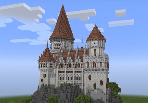 Materials: Granite, Spruce, Diorite, Calcite, and Quartz Diorite Castle Minecraft, Minecraft Quartz Castle, Cool Minecraft Ideas, Minecraft Castle Designs, Castle Minecraft, Minecraft Building Guide, Fantasy City Map, Castle Ideas, Minecraft Banners