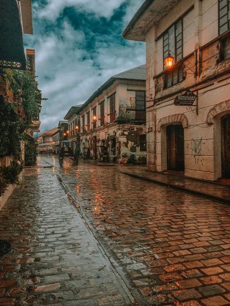 Calle Crisologo Vigan, Vigan Philippines, Vigan City, Philippine Architecture, Filipino Architecture, City Streets Photography, History Background, Philippines Culture, Filipino Culture