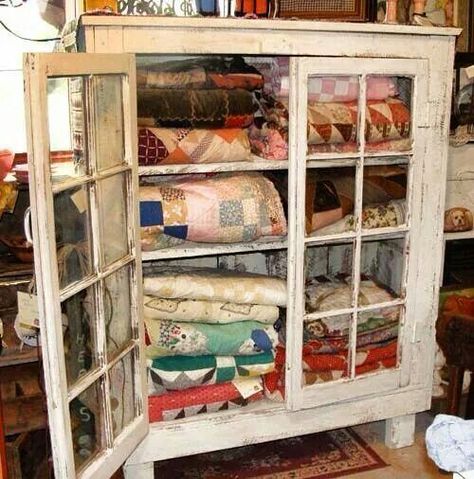 Primitive quilt cabinet Decorating With Old Quilts, Blanket Hutch, Framing Quilts, Colorful Farmhouse, Furniture Craft, Repurposing Ideas, Refinish Furniture, Vintage Quilts Antiques, Quilts Vintage