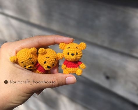 Easy Crochet Animals, Confection Au Crochet, Crochet Disney, Kawaii Crochet, Beginner Crochet Projects, Crochet Simple, Fun Crochet Projects, Crochet Diy, Crochet Keychain