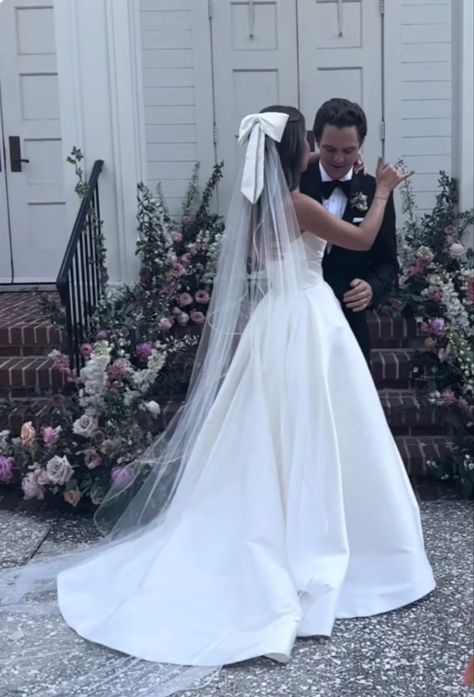 Bow Instead Of Veil, Wedding Dress With Bow And Veil, Mermaid Wedding Dress And Veil, Babydoll Bridal Dress, Big Bow Wedding Veil, Bow Veils Bridal, Meagan Markle Wedding Dress, Minimalist Maximalist Wedding Dress, Wedding Dress With Bow In Hair