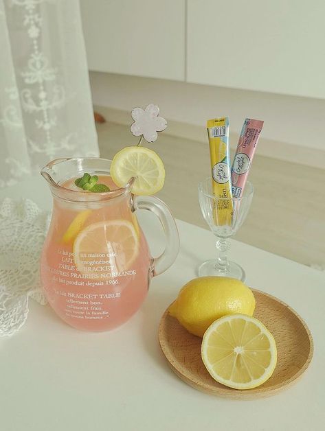 Cottagecore Drink Aesthetic, Aesthetic Summer Drinks, Fizzy Drinks Aesthetic, Aesthetic Lemonade Stand, Soft Drinks Aesthetic, Limonada Aesthetic, Strawberry Lemonade Aesthetic, Lemonade Stand Aesthetic, Pink Lemonade Aesthetic