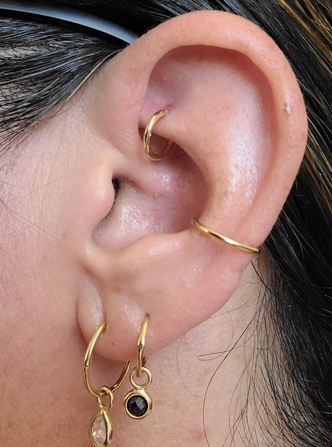 Piercing Ear Design, Aesthetic Ear Piercings Minimalist, Oracle Piercing, Types Of Ear Piercings Chart, Hippe Piercings, Rock Piercing, Ear Piercing Chart, Triple Lobe Piercing, Unique Piercings