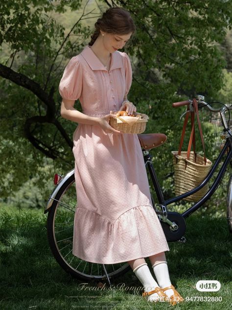 Romantic Vintage Outfits, Trad Wife Aesthetic Outfits, Fairytale Aesthetic Outfits, Soft Summer Outfits Inspiration, Softy Outfits, Old Fashion Dresses, Simple Retro, Elegant Dresses Classy, Quick Outfits