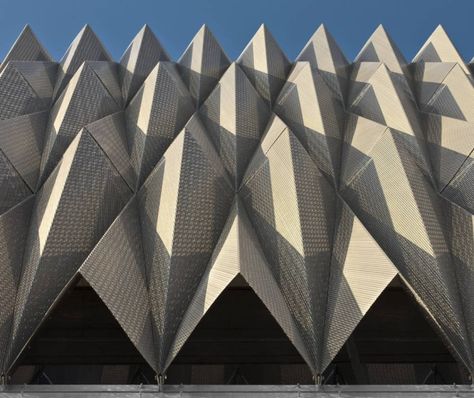 Biomedical Research Center, Pamplona | Vaillo&Irigary https://archiscapes.wordpress.com/2015/01/23/illustrated-library-of-architectural-details/ Le Manoosh, Folding Architecture, Origami Architecture, Famous Architects, Amazing Buildings, Structure Architecture, Pamplona, Facade Architecture, Facade Design