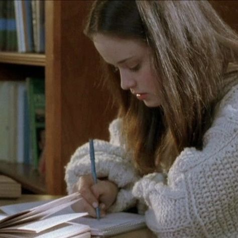 Rory Gilmore Study, American States, Lorelai Gilmore, Academic Motivation, Stars Hollow, Her Book, Study Motivation Inspiration, Rory Gilmore, Studying Inspo