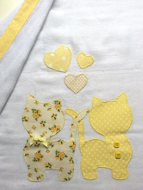 Pano de Prato de Patchwork: 40 Inspirações e Tutoriais para Fazer | Revista Artesanato Baby Applique, Baby Sheets, Patchwork Baby, Baby Quilt Patterns, Applique Quilting, Baby Embroidery, Pola Sulam, Sewing Appliques, Patch Quilt