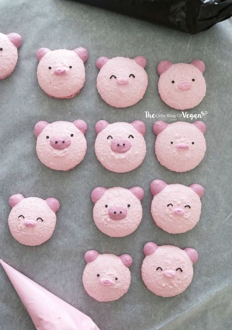 Raspberry 'pig' macaron recipe Fun Macaron Shapes, Vegan Royal Icing Recipe, Macaroons Flavors, Macaroon Cookies Recipe, Vegan Royal Icing, Vegan Macarons, Meringue Desserts, Macaroon Cookies, Macaron Cookies