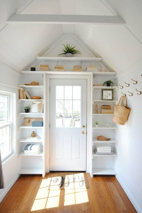 Tiny House Storage, Kitchen Studio, Tiny House Interior Design, Tiny House Loft, Tiny House Layout, Best Tiny House, Tiny House Inspiration, Tiny Cottage, Tiny House Kitchen