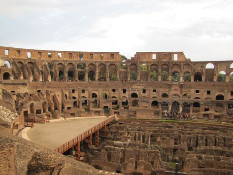 This is the Roman Colosseum which is inspired by Ancient Greek architecture. The influence can be seen in the numerous arches and columns. The Colosseum is one of the largest amphitheater ever built and is located in Rome, Italy. Greek Amphitheater, Rome Column, Amphitheater Architecture, Greek Orders Of Architecture, Roman Amphitheatre, Roman Structures Ancient Rome, Roman Senate Building, Roman Gladiators, Roman Colosseum