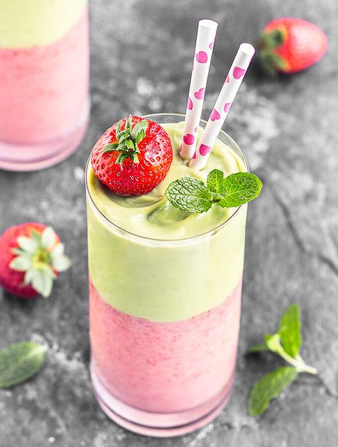 A creamy, refreshing, and delicious Avocado Strawberry Layered Smoothie. Great for breakfast, as a pre-workout snack, or even as a dessert! Smoothie Low Carb, Layered Smoothie, Veggie Juice, Apple Cider Vinegar Detox, Preworkout Snack, Smoothie Prep, Fresh Drinks, Avocado Smoothie, Strawberry Smoothie