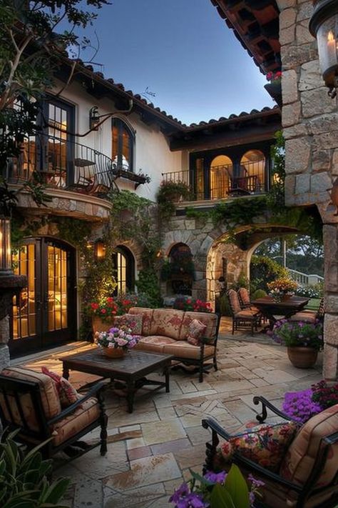 Italian Villa Exterior, Italy Interior Design, Home Architecture Styles, Italian Style Home, Mediterranean Patio, Mountain Dream Homes, Hacienda Homes, Patio Decor Ideas, Courtyard Landscaping