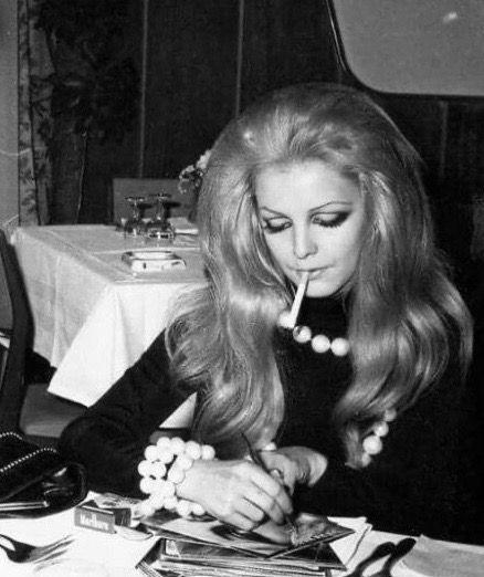 Patty Pravo 1960s Hair, Fashion Decades, 60s Women, Victor Hugo, Beautiful Lips, Brigitte Bardot, Feminine Beauty, Iconic Women, 60s Fashion