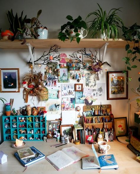 Aesthetic Desk Setup Maximalist, Quirky Desk Decor, Desk Setup Maximalist, Cluttercore Desk, Small Art Desk Setup, Artsy Desk Setup, Craft Desk Setup, Art Desk Setup Ideas, Artist Desk Aesthetic