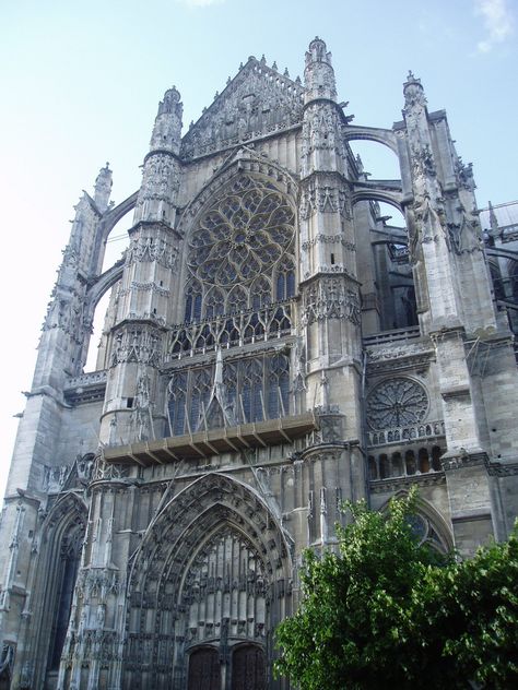 https://flic.kr/p/7zXieH | South Transept Facade | Beauvais cathedral represents… Beauvais Cathedral, Folio Ideas, Medieval Architecture, Late Middle Ages, Vaulted Ceilings, The Cathedral, Gothic Architecture, West End, Vaulting