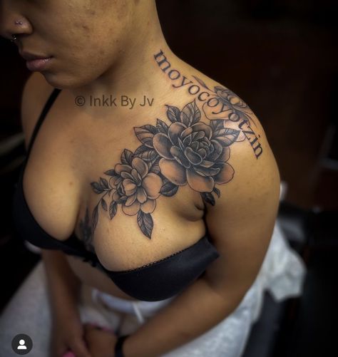 Flower Chest Tattoo, Chest Tattoo Female, Tattoo Female, Forearm Tattoo Design, Chest Tattoos For Women, Dope Tattoos For Women, Stylist Tattoos, Simple Iphone Wallpaper, Dope Tattoos