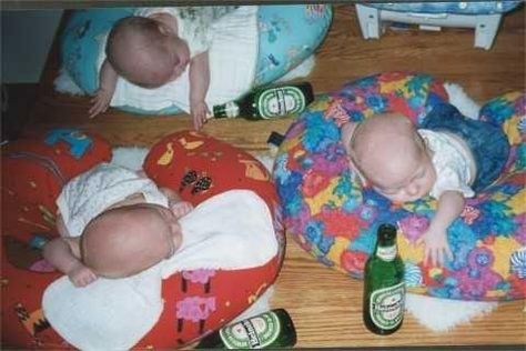 ・・・ Drunk Baby, Baby Jokes, Funny Baby Pictures, Glitter Graphics, Baby Cartoon, Cartoon Jokes, Funny Baby, Baby Party, Funny Games