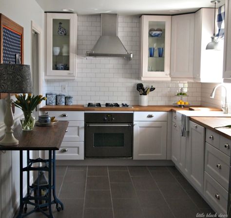 lovely little farmhouse kitchen;  I adore the old sewing machine table as a sideboard <3 Kitchen Layout With Island, Kitchen Layout U Shaped, Best Kitchen Layout, Kitchen Layouts With Island, Kitchen Layout Plans, Farmhouse Kitchen Remodel, Kitchen Floor Plans, L Shaped Kitchen, Unique Farmhouse