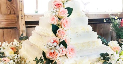 This DIY Costco Wedding Cake Hack Is Genius... And Only $50 Costco Wedding Cakes, Costco Wedding, Costco Sheet Cake, Cheap Wedding Cakes, Wedding Sheet Cakes, Costco Cake, Boys With Tattoos, Honeymoon On A Budget, Frugal Wedding