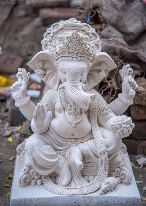 Ganesha Artwork, Chinese Dragon Art, Ganpati Bappa Wallpapers, Ganpati Bappa Photo, Ganesha Idol, Ganesh Idol, Ganpati Decoration Design, Artist Workshop, Ganesh Photo