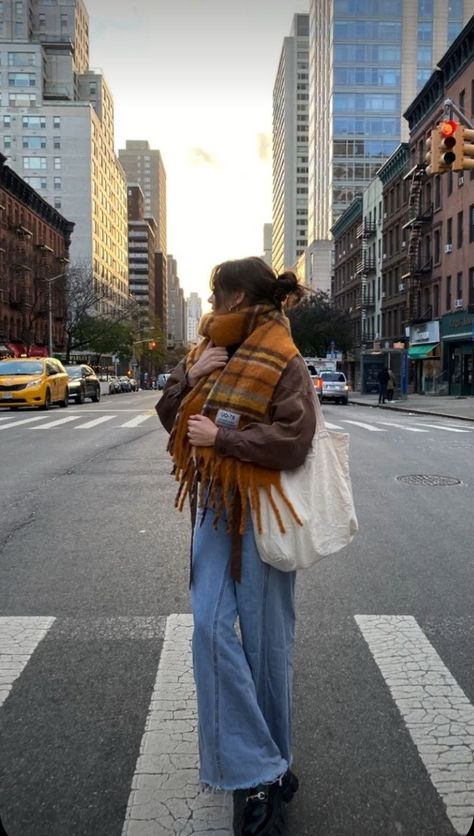 Style A Blanket Scarf, Casual Winter Fits, Scarf Outfit Ideas, Blanket Scarf Outfit, Outfits With Scarves, Scarf Outfits, Bright Scarf, Cute Blanket, Nyc Fits