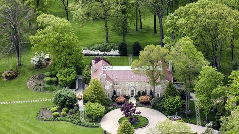 Houses On Acres Of Land, Circle Driveway Landscaping, Circle Driveway, Life Plans, Driveway Ideas, Driveway Landscaping, Equestrian Estate, Circular Driveway, Beautiful Farm