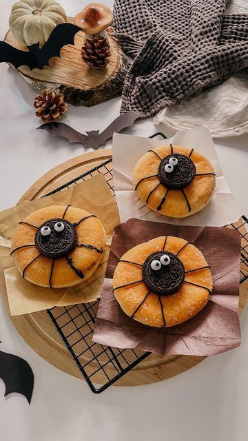 Donut Spiders Halloween Foods, Spider Treats For Kids, Donut Halloween Treats, Spider Donuts Halloween, Homemade Halloween Food, Halloween Donuts Ideas Easy, Spider Doughnut, Halloween Doughnuts Ideas, Donut Toppings Ideas