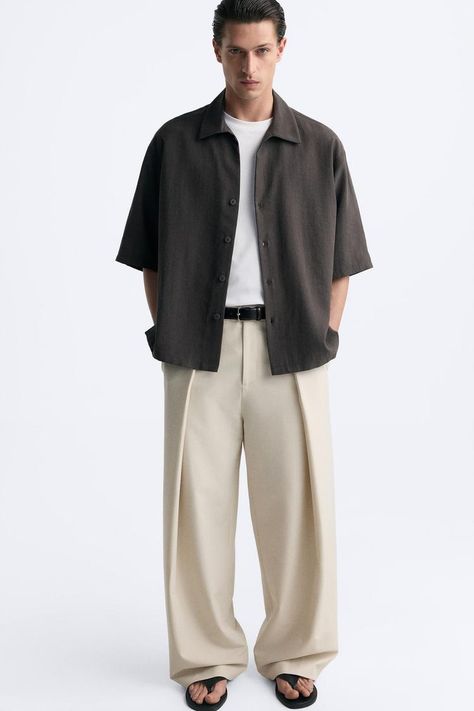 WIDE-FIT PLEATED TROUSERS - Black | ZARA United Kingdom Beige Trousers Outfit Men, Black Trousers Outfit Man, Pleated Trousers Outfit, Minimal Style Men, Beige Trousers Outfit, Mens Pleated Trousers, Minimal Summer Outfits, Black Trousers Outfit, Wide Fit Pants